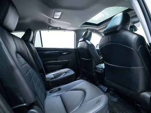 Certified 2024 Toyota Highlander XLE image 30