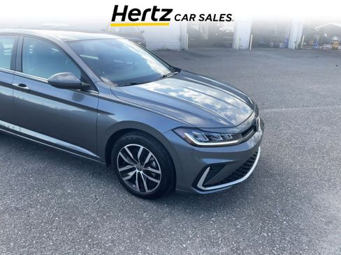 Used 2025 Volkswagen Jetta SE image 1