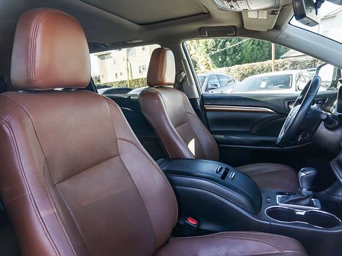 Used 2017 Toyota Highlander Limited image 18