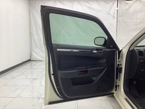 Used 2009 Chrysler 300 C image 17