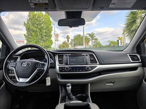 Used 2017 Toyota Highlander Plus FWD image 5
