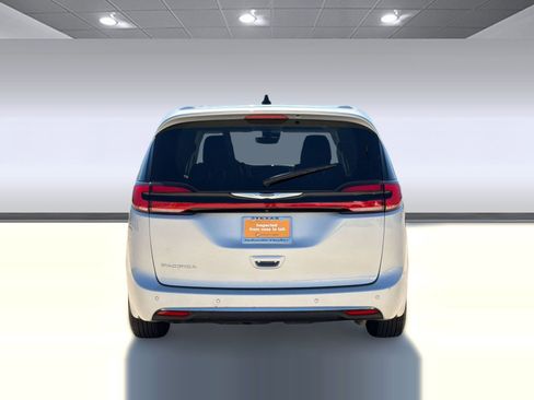 Certified 2024 Chrysler Pacifica Touring-L FWD image 10