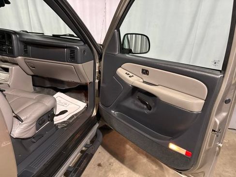 Used 2001 Chevrolet Suburban LS AWD/4WD image 32