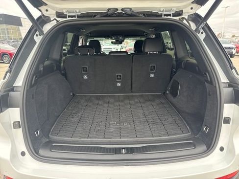 Used 2024 Jeep Grand Cherokee Trailhawk image 8