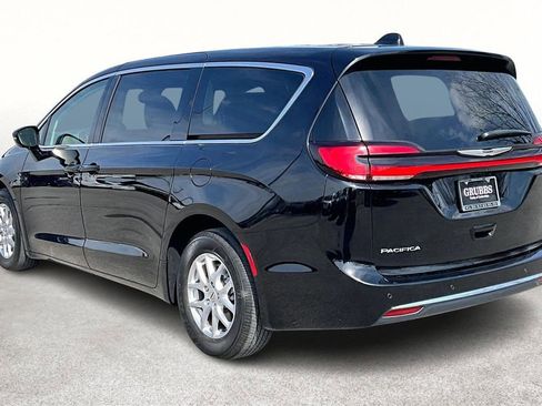Used 2024 Chrysler Pacifica Touring-L image 16