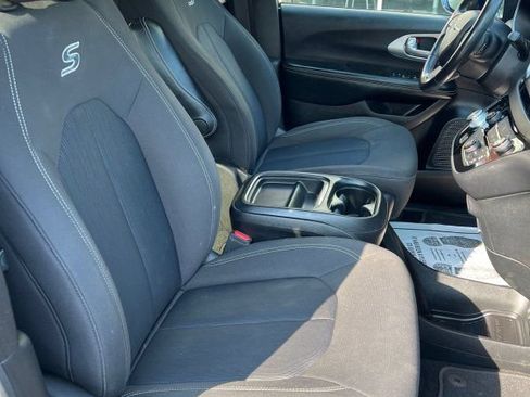 Used 2020 Chrysler Pacifica Touring w/ S Appearance Package FWD image 11