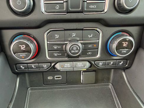 Used 2021 Chevrolet Suburban Premier w/ Premium Package AWD/4WD image 32