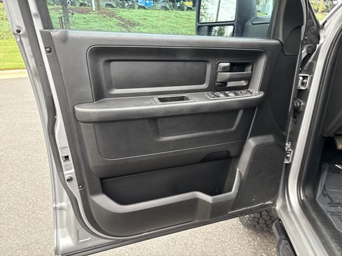 Used 2024 RAM 2500 Tradesman w/ Chrome Appearance Group AWD/4WD image 15