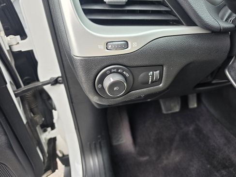 Used 2018 Jeep Cherokee Latitude AWD/4WD image 14