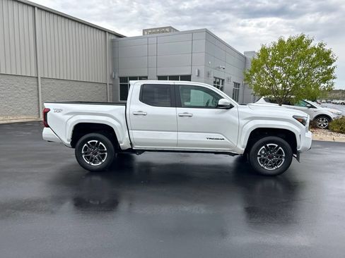 Used 2025 Toyota Tacoma TRD Sport AWD/4WD image 5