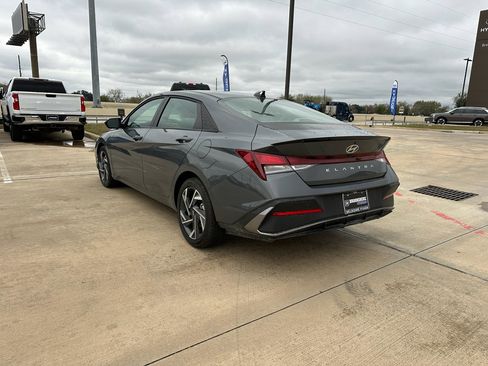 Used 2025 Hyundai Elantra Sport image 7