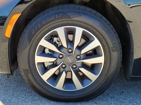 Used 2024 Chrysler Pacifica Select image 8