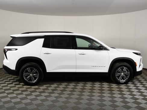 Used 2026 Chevrolet Traverse LT image 5