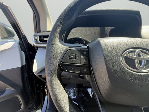 Used 2025 Toyota Sienna LE FWD image 19