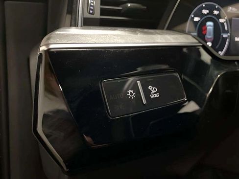 Used 2022 Audi e-tron Premium Plus w/ Premium Plus Package image 45