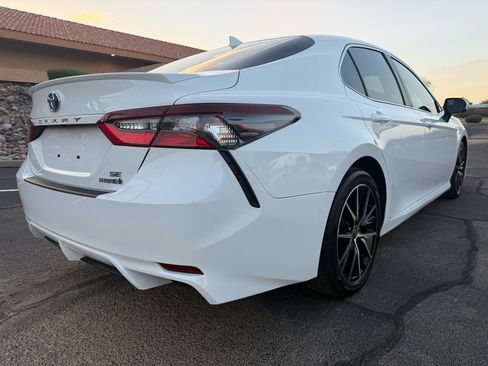 Used 2021 Toyota Camry SE image 3