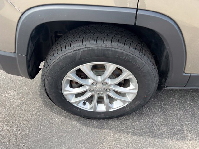 Used 2019 Jeep Cherokee Latitude w/ Cold Weather Group AWD/4WD image 11
