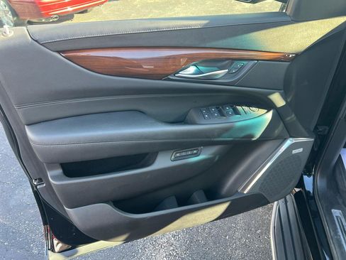 Used 2017 Cadillac Escalade ESV Luxury image 10