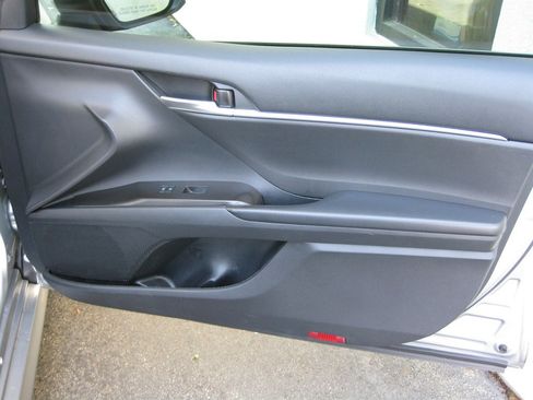 Used 2021 Toyota Camry LE image 39