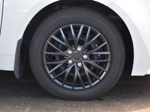 Used 2025 Toyota Corolla LE image 32