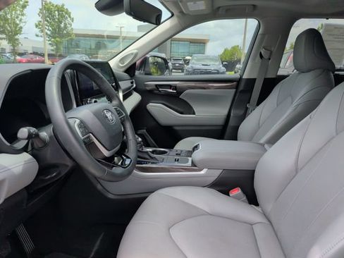 Used 2024 Toyota Highlander Limited FWD image 16