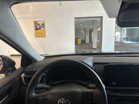 Used 2025 Toyota Camry LE image 33