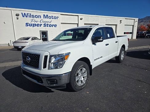 Used 2019 Nissan Titan SV w/ SV Convenience Package image 1