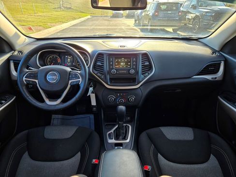 Used 2018 Jeep Cherokee Latitude w/ Altitude Package image 17