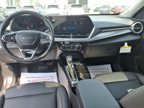 Used 2025 Chevrolet Trax ACTIV w/ Sunroof Package FWD image 9