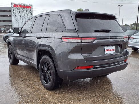 Used 2025 Jeep Grand Cherokee Altitude AWD/4WD image 3