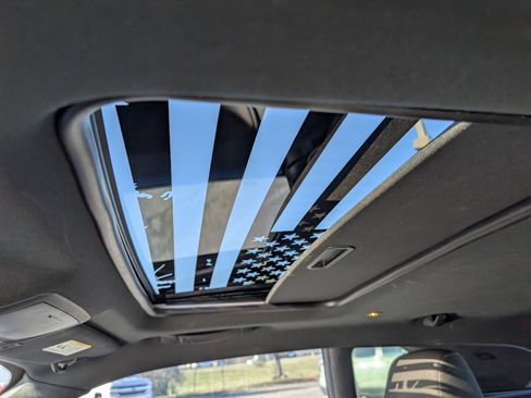 Used 2015 Dodge Challenger R/T image 9