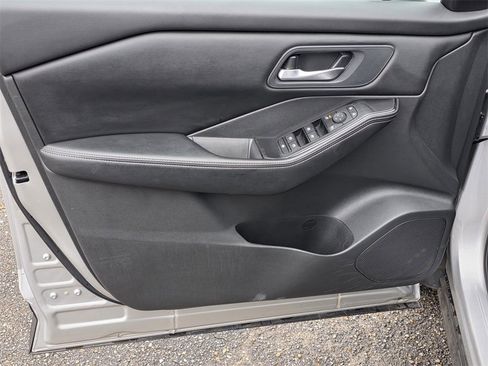 Used 2024 Nissan Rogue SV image 32