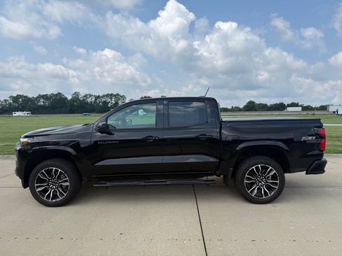 Used 2025 Chevrolet Colorado Z71 w/ Technology Package AWD/4WD image 8