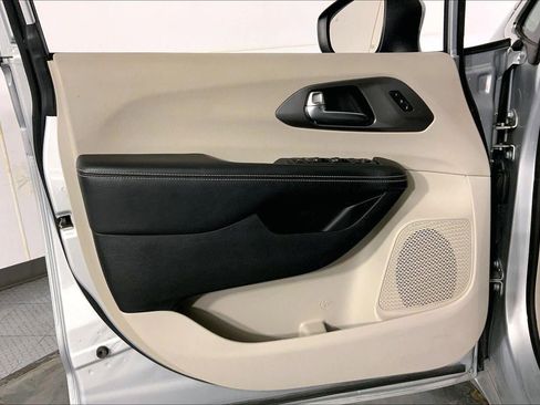 Used 2023 Chrysler Pacifica Touring-L image 25