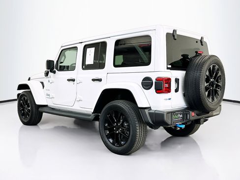 Used 2022 Jeep Wrangler Unlimited Sahara w/ Cold Weather Group AWD/4WD image 5