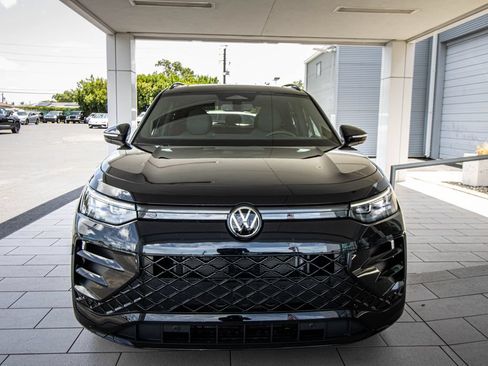 Certified 2025 Volkswagen Tiguan SE R-Line FWD image 9