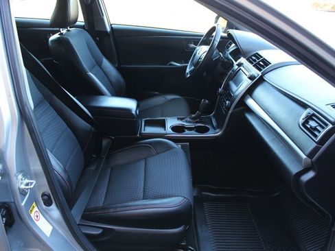 Used 2015 Toyota Camry SE w/ Moonroof Package FWD image 17