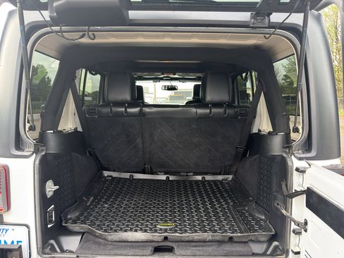 Used 2016 Jeep Wrangler Unlimited Rubicon w/ Connectivity Group AWD/4WD image 9