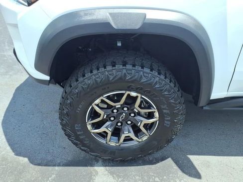 Used 2024 Chevrolet Colorado ZR2 w/ Technology Package AWD/4WD image 4