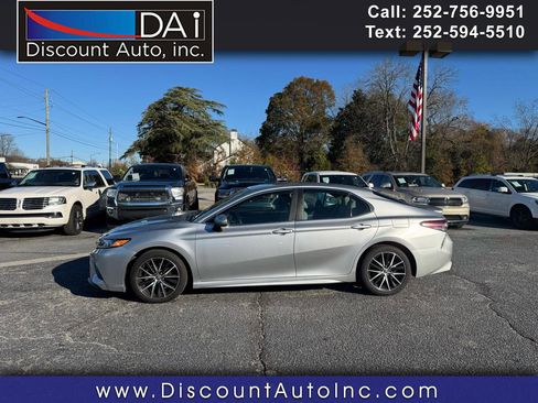 Used 2018 Toyota Camry SE image 1
