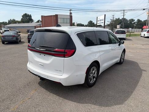 Used 2024 Chrysler Pacifica Limited w/ Trailer Tow Group FWD image 6