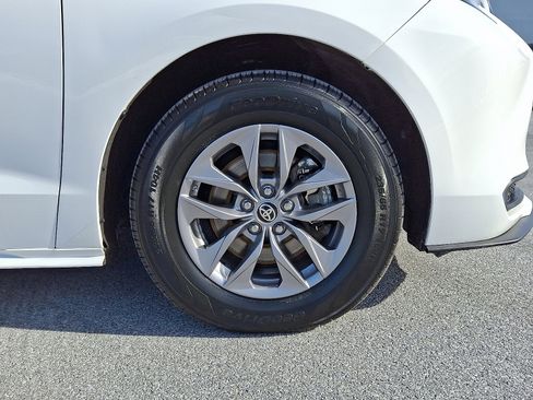 Used 2024 Toyota Sienna LE image 9