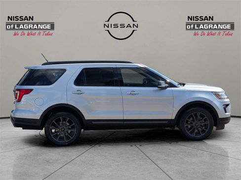 Used 2018 Ford Explorer XLT w/ Equipment Group 202A image 4