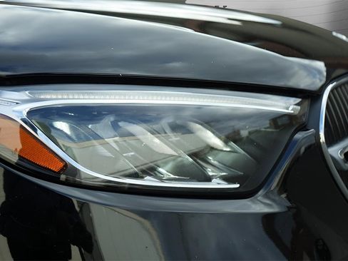 Used 2023 Mercedes-Benz GLC 300 4MATIC w/ Exclusive Trim Package image 9