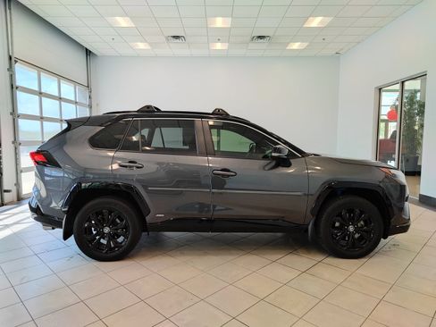 Used 2022 Toyota RAV4 XSE AWD/4WD image 2