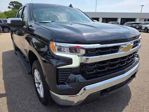 Used 2022 Chevrolet Silverado 1500 LT AWD/4WD image 2