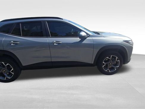 Used 2026 Chevrolet Trax LT w/ Driver Confidence Package FWD image 9