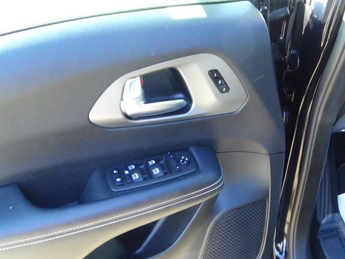 Certified 2025 Chrysler Pacifica Select FWD image 15