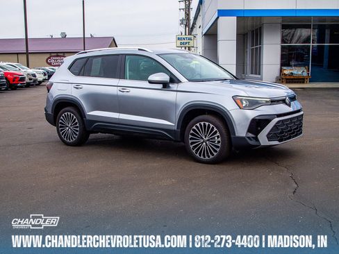 Used 2025 Volkswagen Taos SE image 1