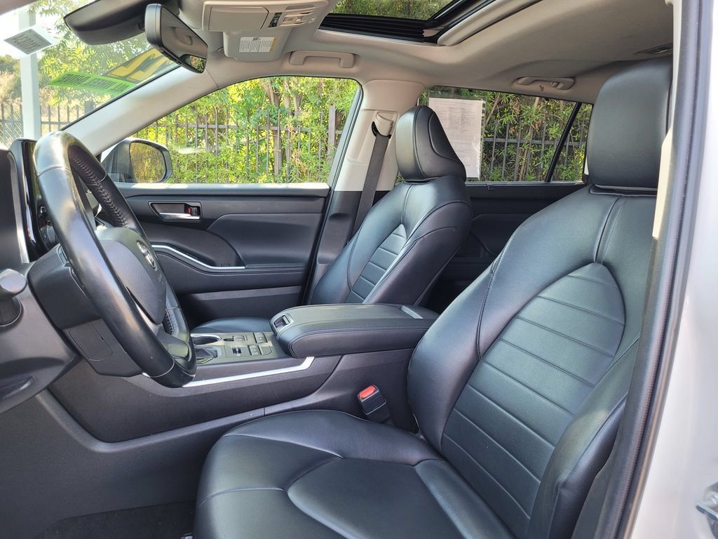 Used 2022 Toyota Highlander XLE AWD/4WD image 12